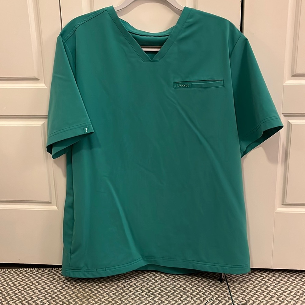 Surgery green mens 3 pocket scrub top vneck jaanuu